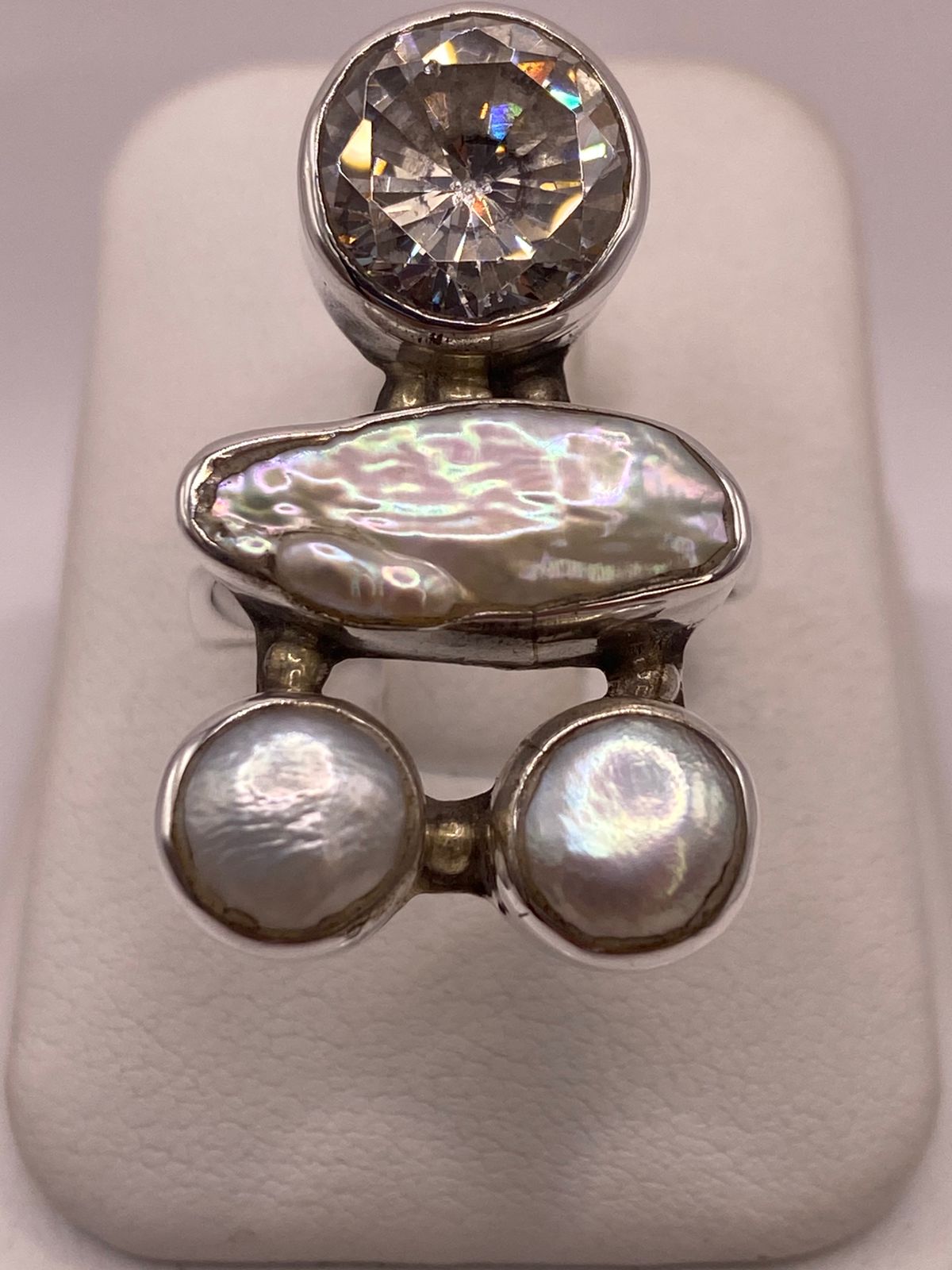 Anillo Artístico de Plata Ley 925 con Zirconia, Madreperla y Perlas