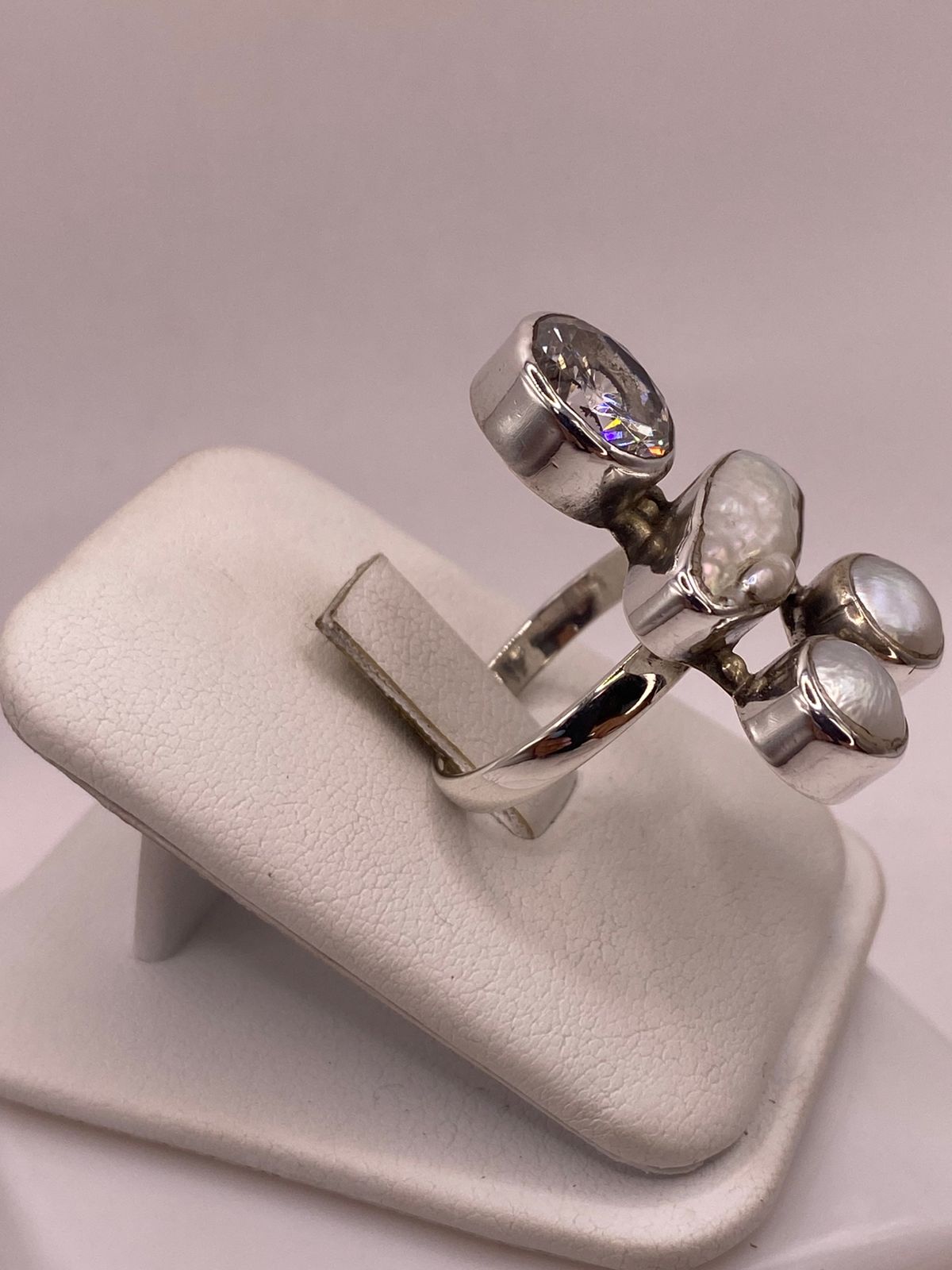 Anillo Artístico de Plata Ley 925 con Zirconia, Madreperla y Perlas