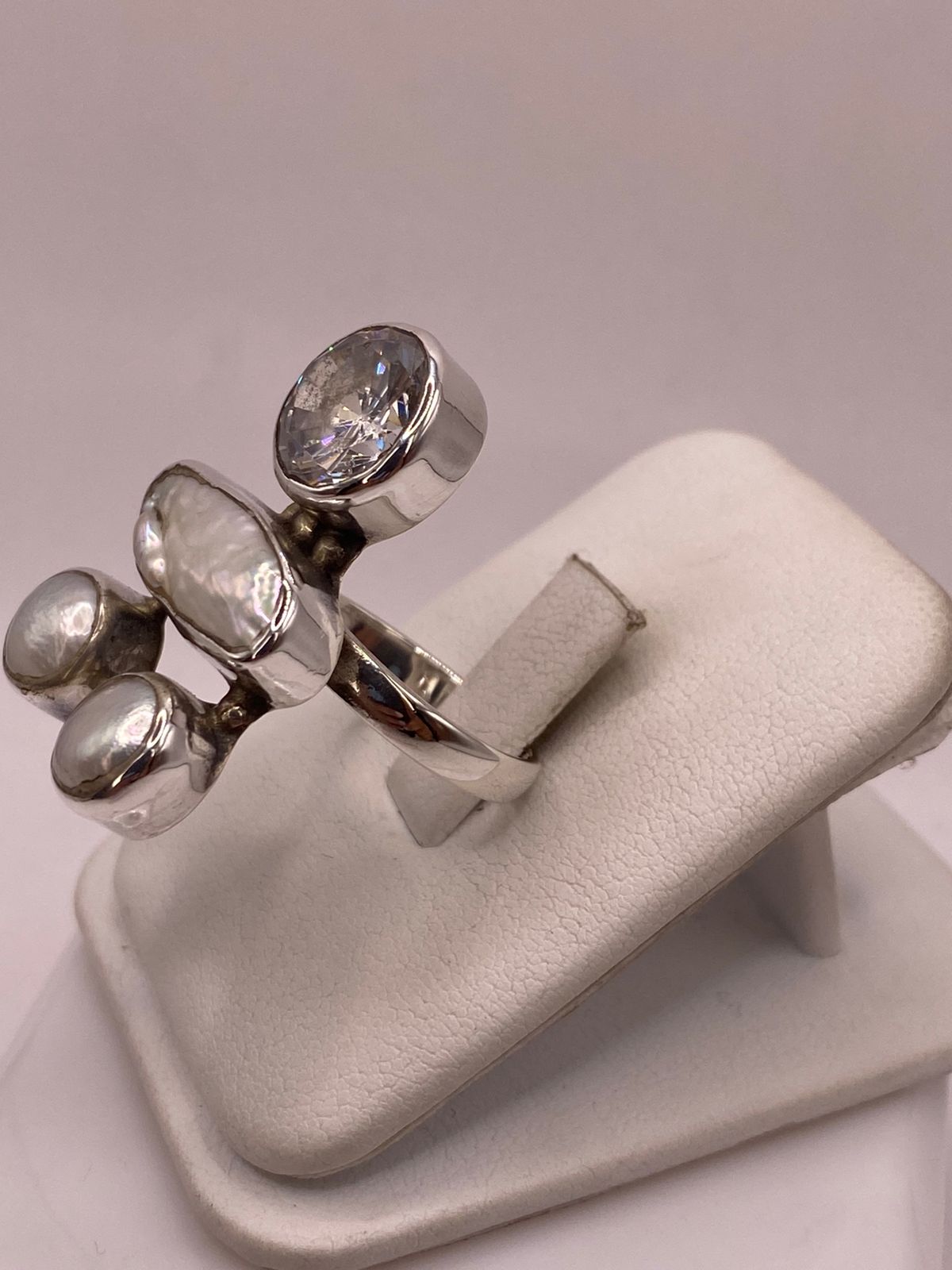 Anillo Artístico de Plata Ley 925 con Zirconia, Madreperla y Perlas