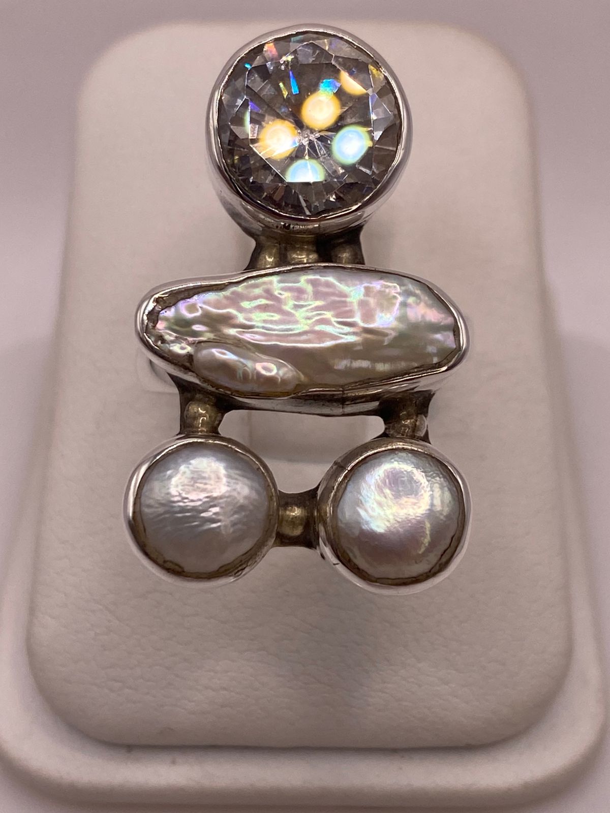 Anillo Artístico de Plata Ley 925 con Zirconia, Madreperla y Perlas