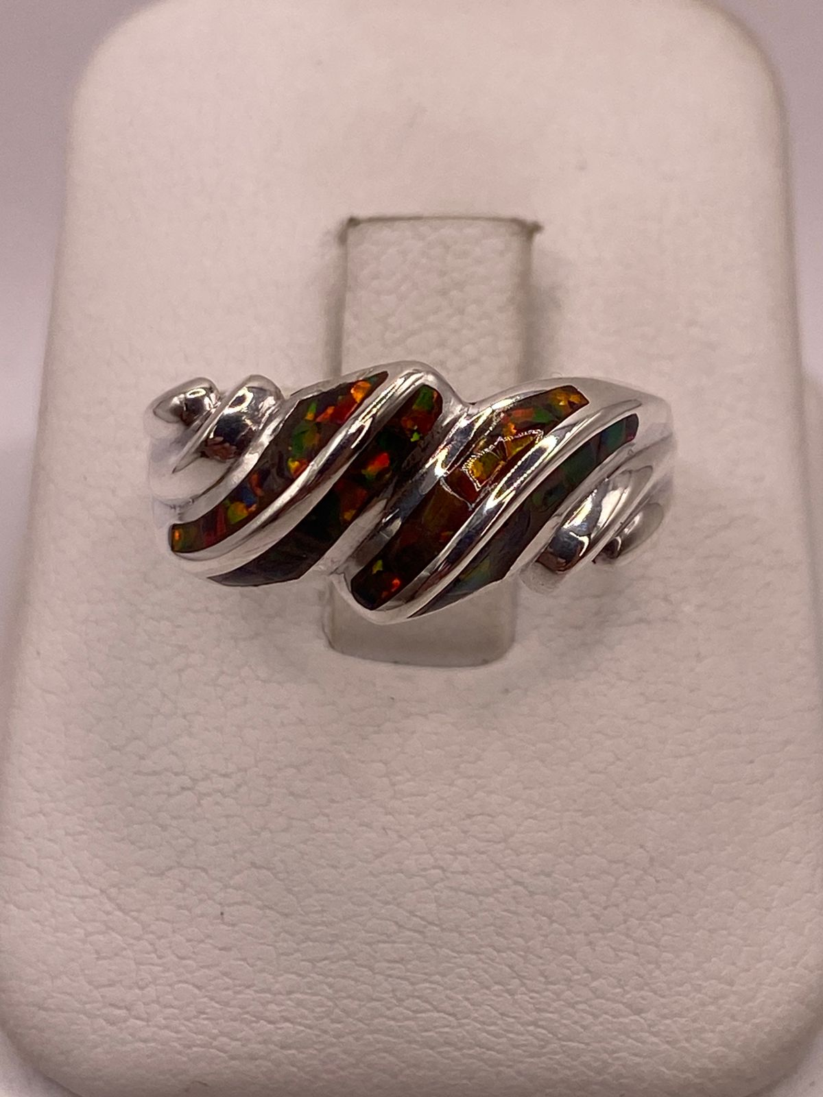 Anillo Artístico de Plata Ley 950 con Ópalo Iridiscente