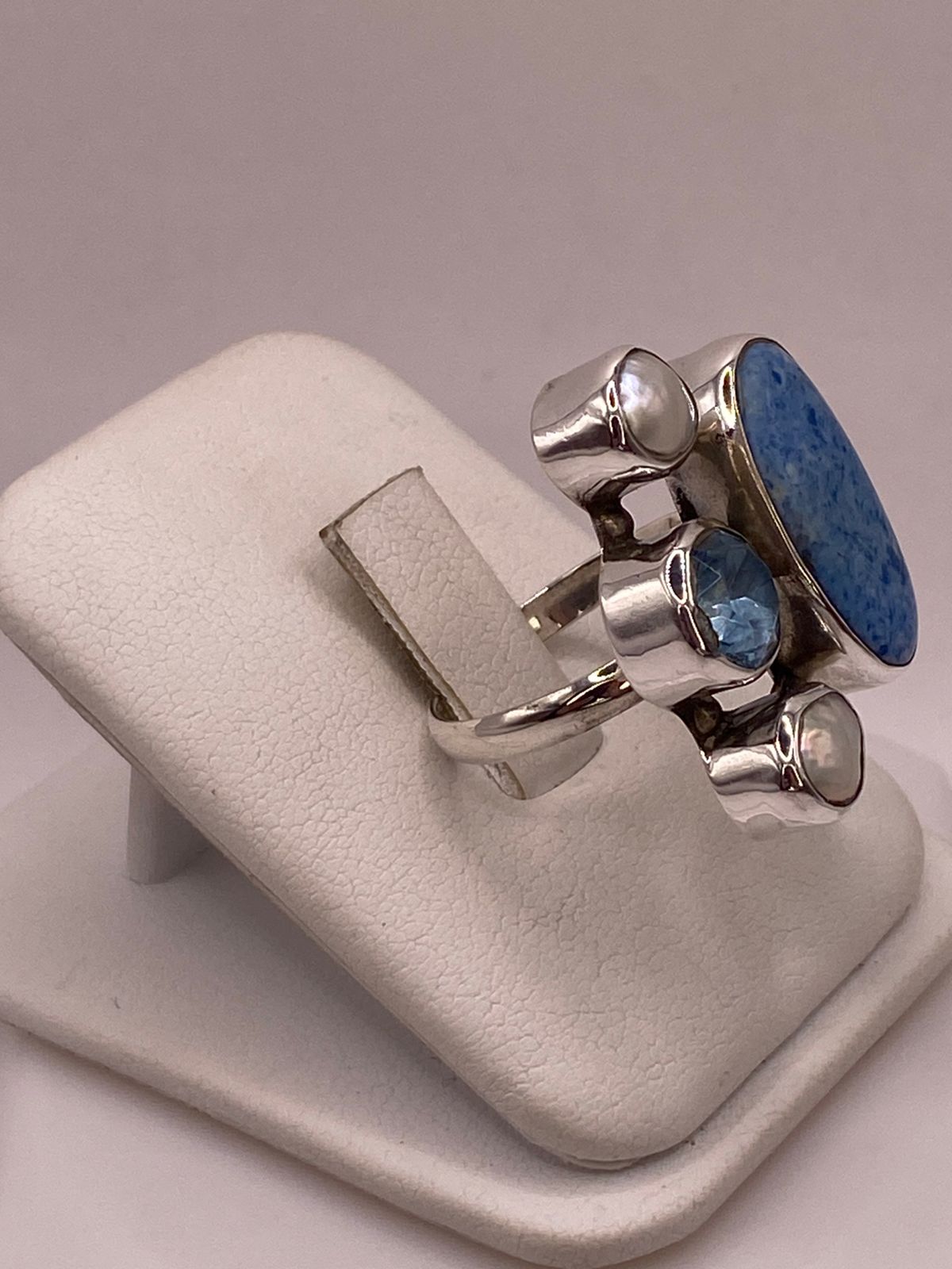 Anillo Artístico de Plata 925 con Sodalita Azul, Nácar y Zirconia