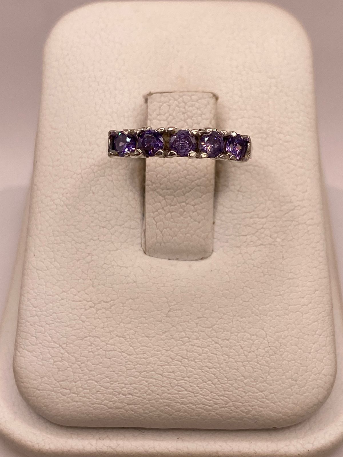Anillo Banda con Zirconias Violetas en Plata Ley 925