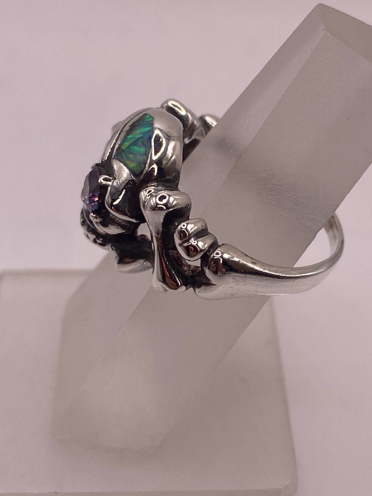 Anillo Calavera Ópalo Verde & Zirconia Amatista Plata 950
