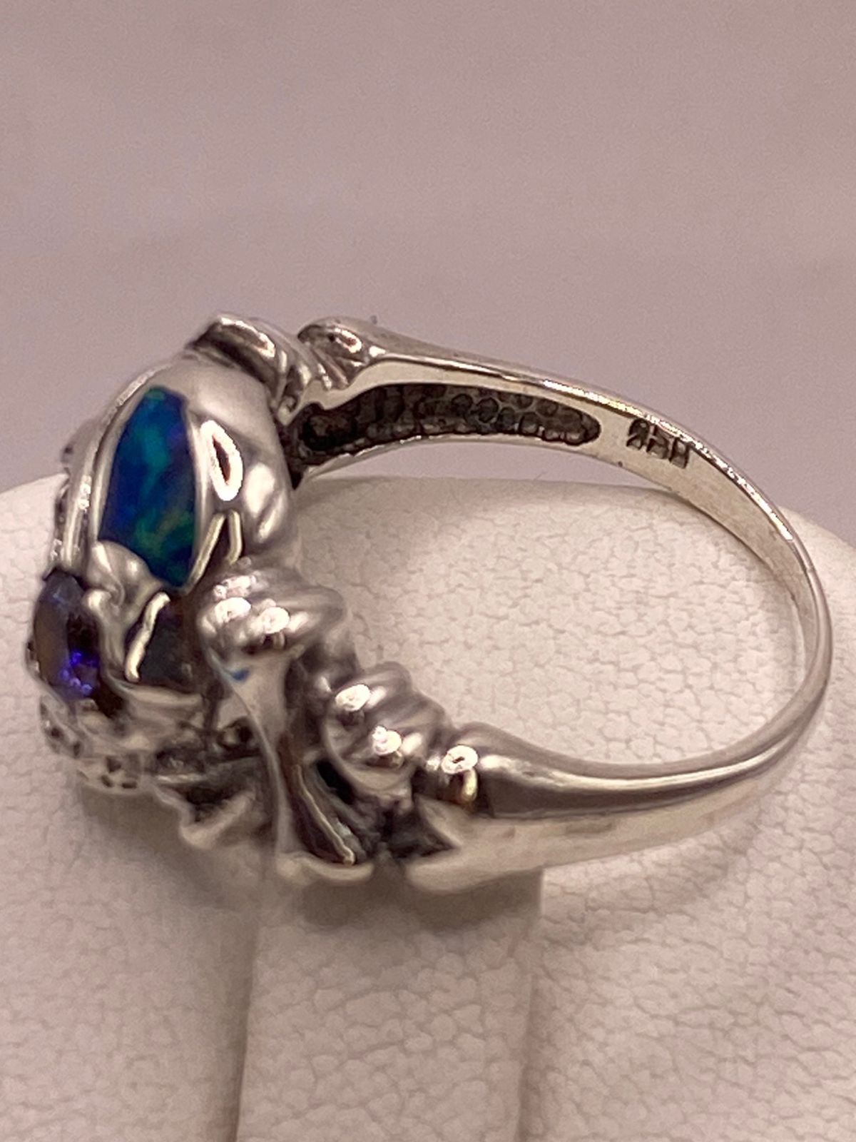 Anillo Calavera de Plata Ley 925 con Ópalo, Zirconia Violeta y Diseño Gótico