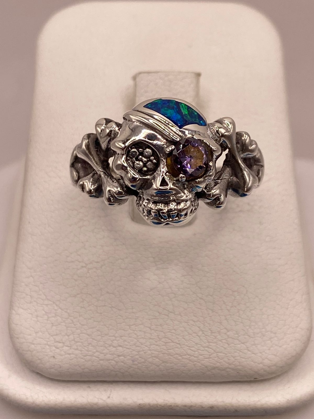 Anillo Calavera de Plata Ley 925 con Ópalo, Zirconia Violeta y Diseño Gótico