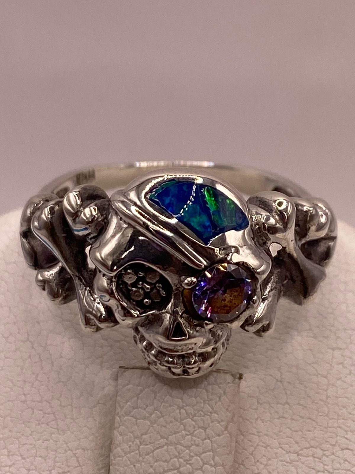 Anillo Calavera de Plata Ley 925 con Ópalo, Zirconia Violeta y Diseño Gótico