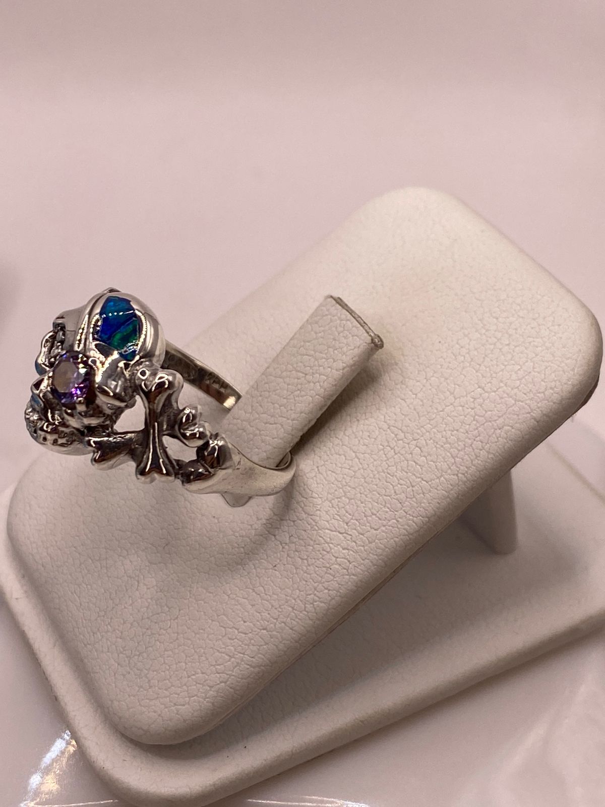 Anillo Calavera de Plata Ley 925 con Ópalo, Zirconia Violeta y Diseño Gótico