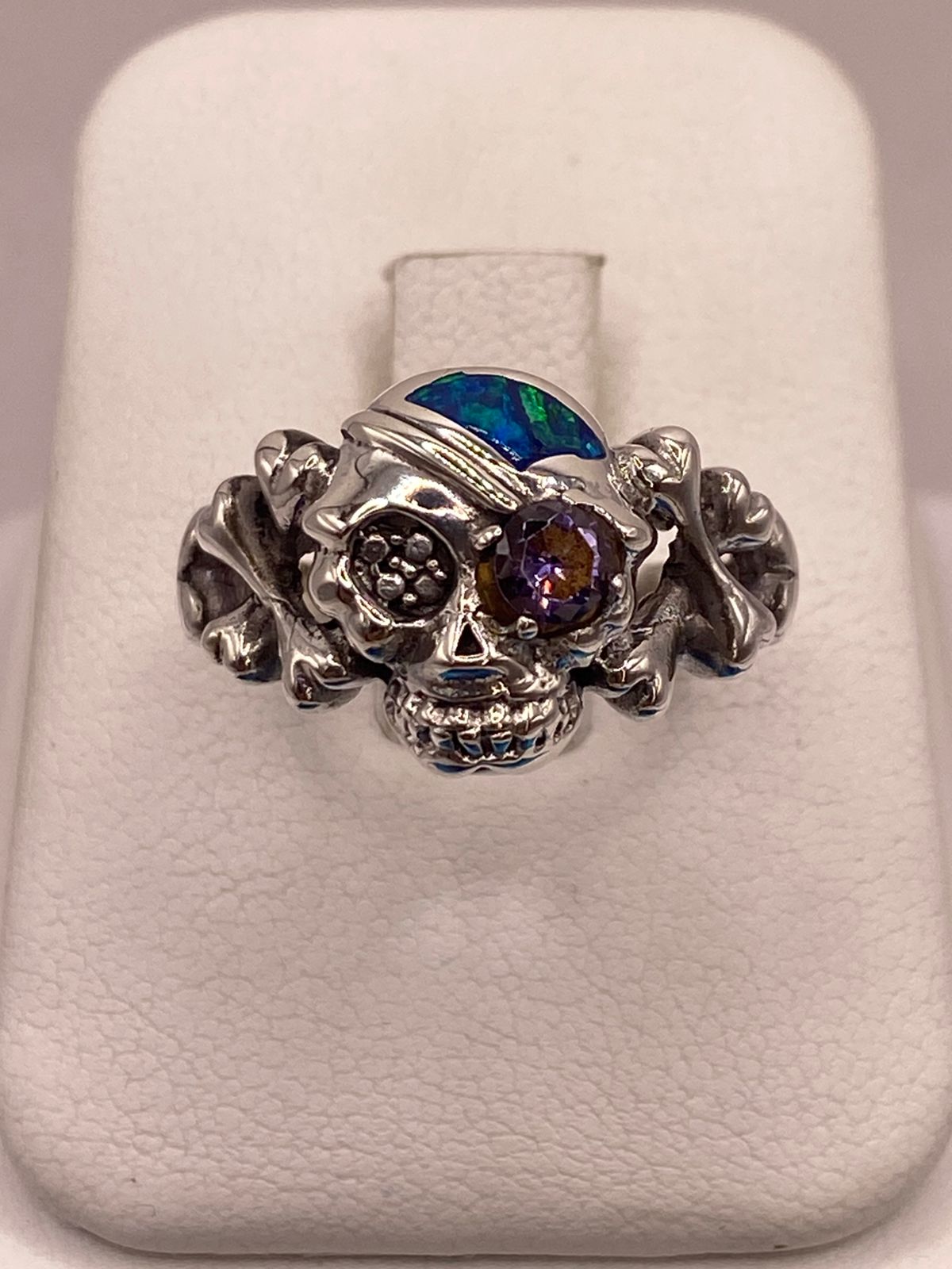 Anillo Calavera de Plata Ley 925 con Ópalo, Zirconia Violeta y Diseño Gótico