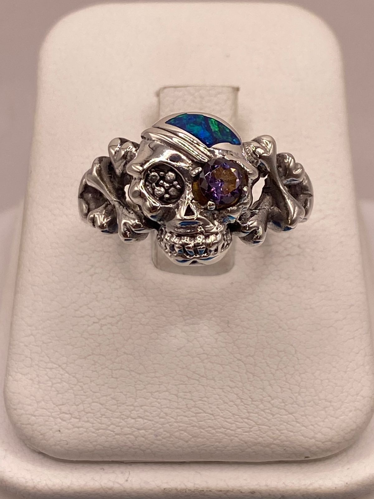 Anillo Calavera de Plata Ley 925 con Ópalo, Zirconia Violeta y Diseño Gótico