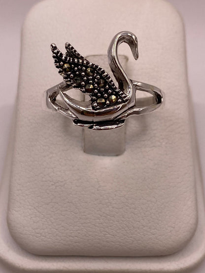 Anillo Cisne Vintage con Marquesitas en Plata Ley 925 en báscula mostrando peso