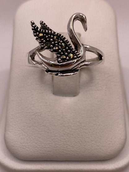 Anillo Cisne Vintage con Marquesitas en Plata Ley 925, vista de detalle