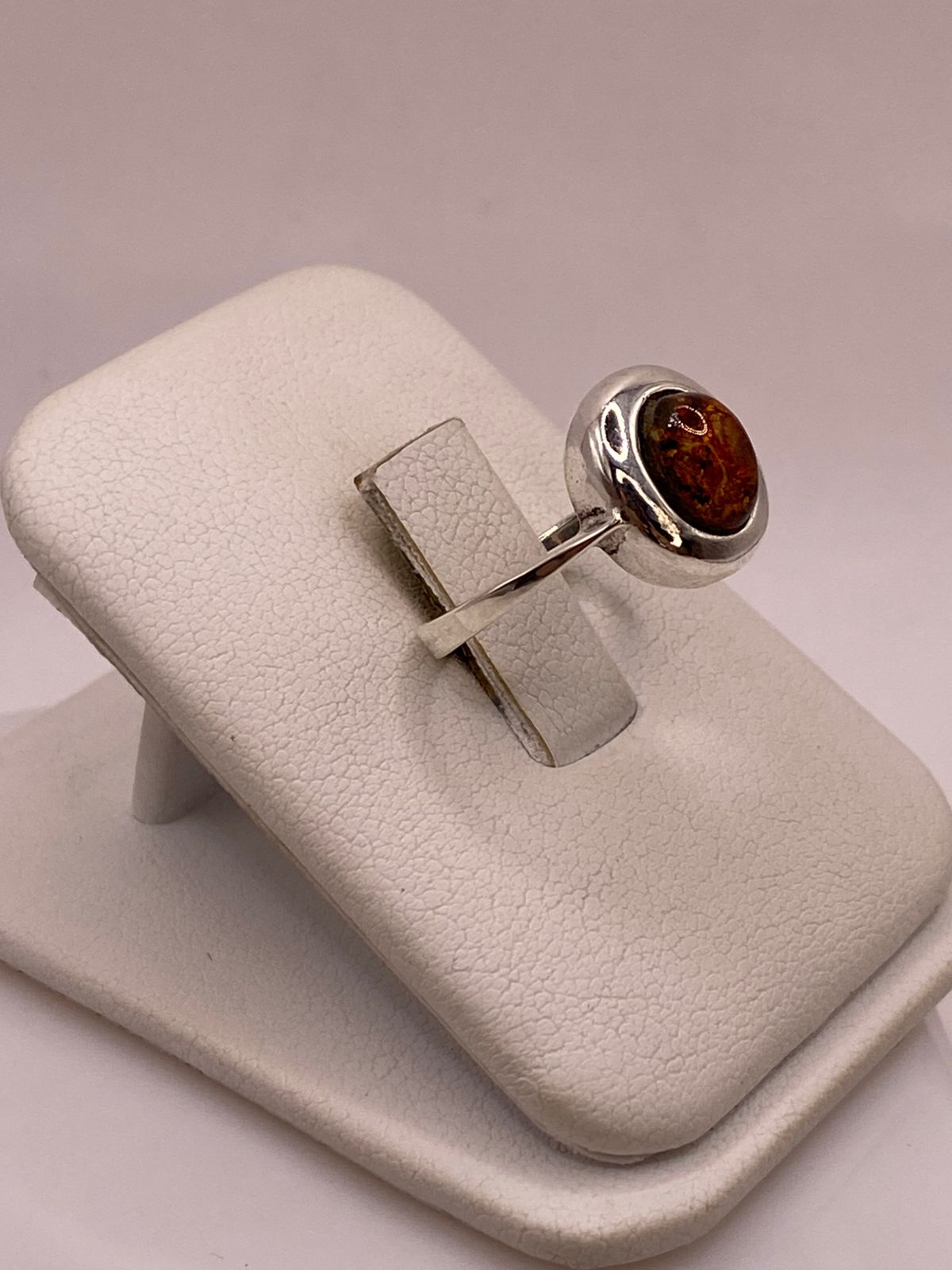 Anillo Clásico con Ámbar Natural en Plata Ley 925