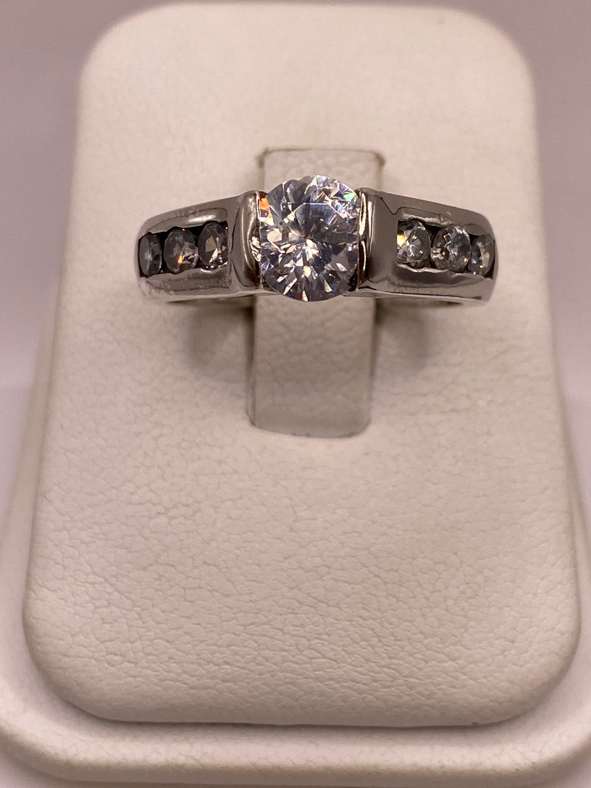 Anillo Clásico con Zirconia Central en Plata Ley 925