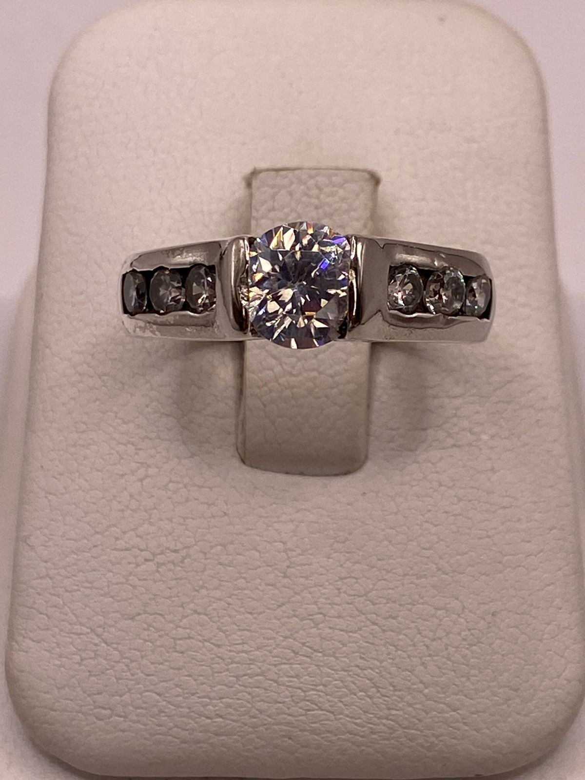 Anillo Clásico con Zirconia Central en Plata Ley 925