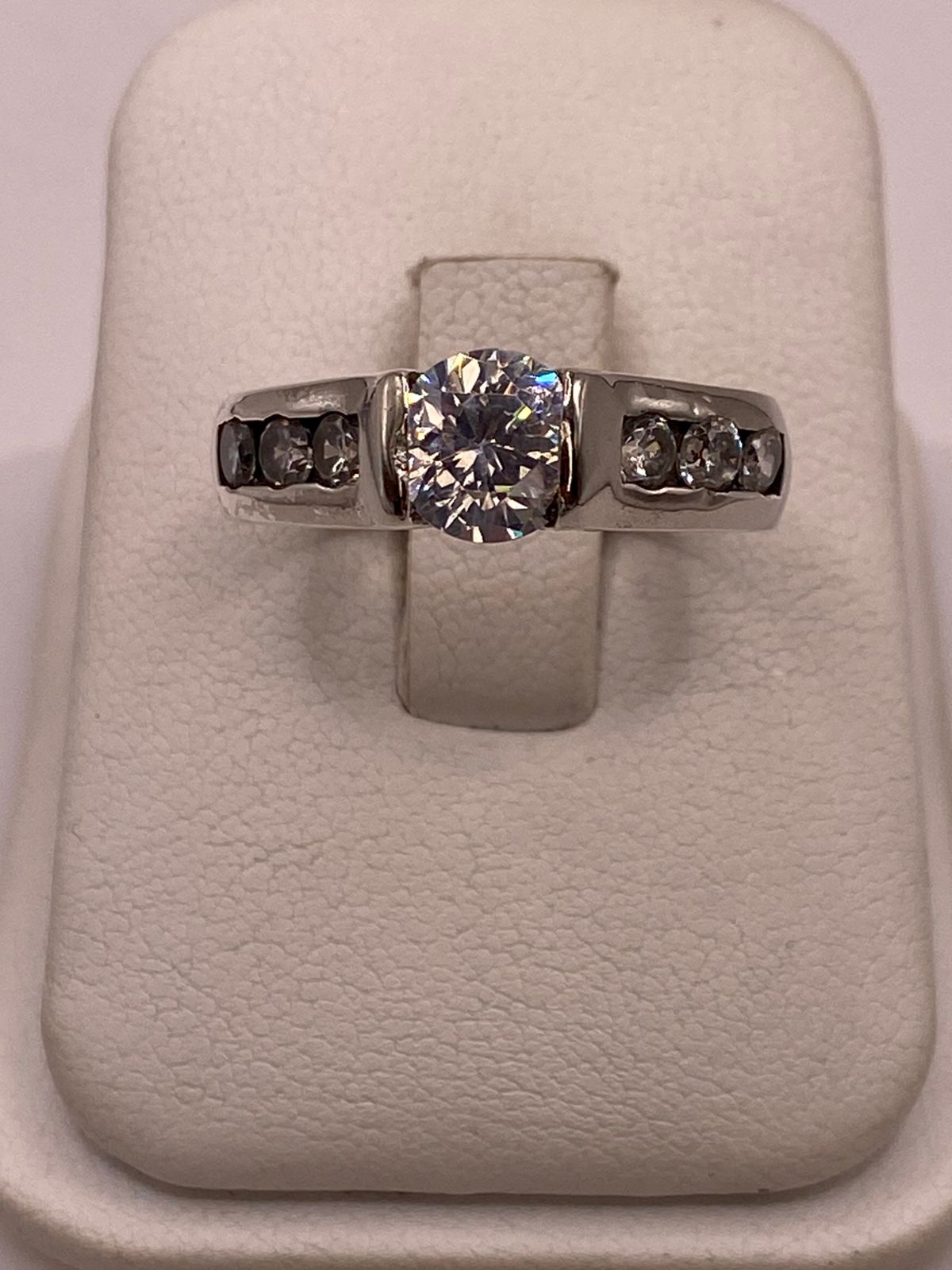 Anillo Clásico con Zirconia Central en Plata Ley 925