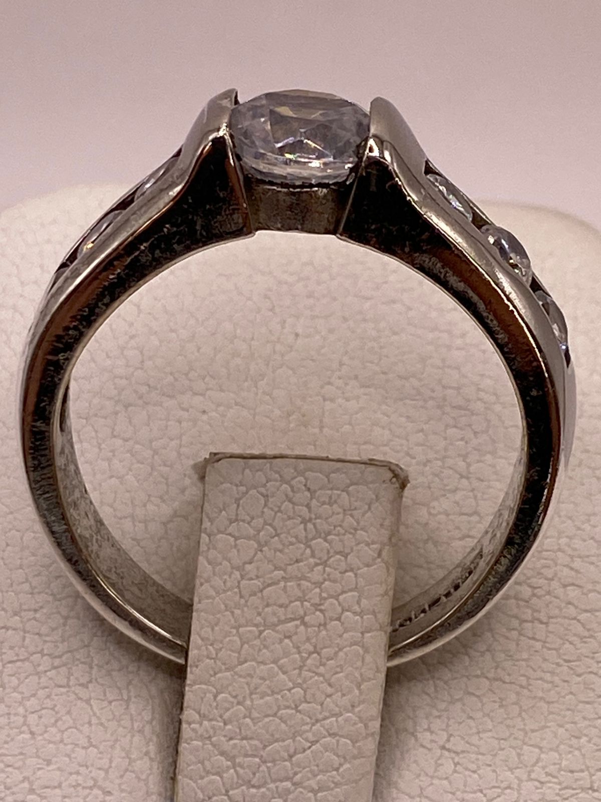 Anillo Clásico con Zirconia Central en Plata Ley 925