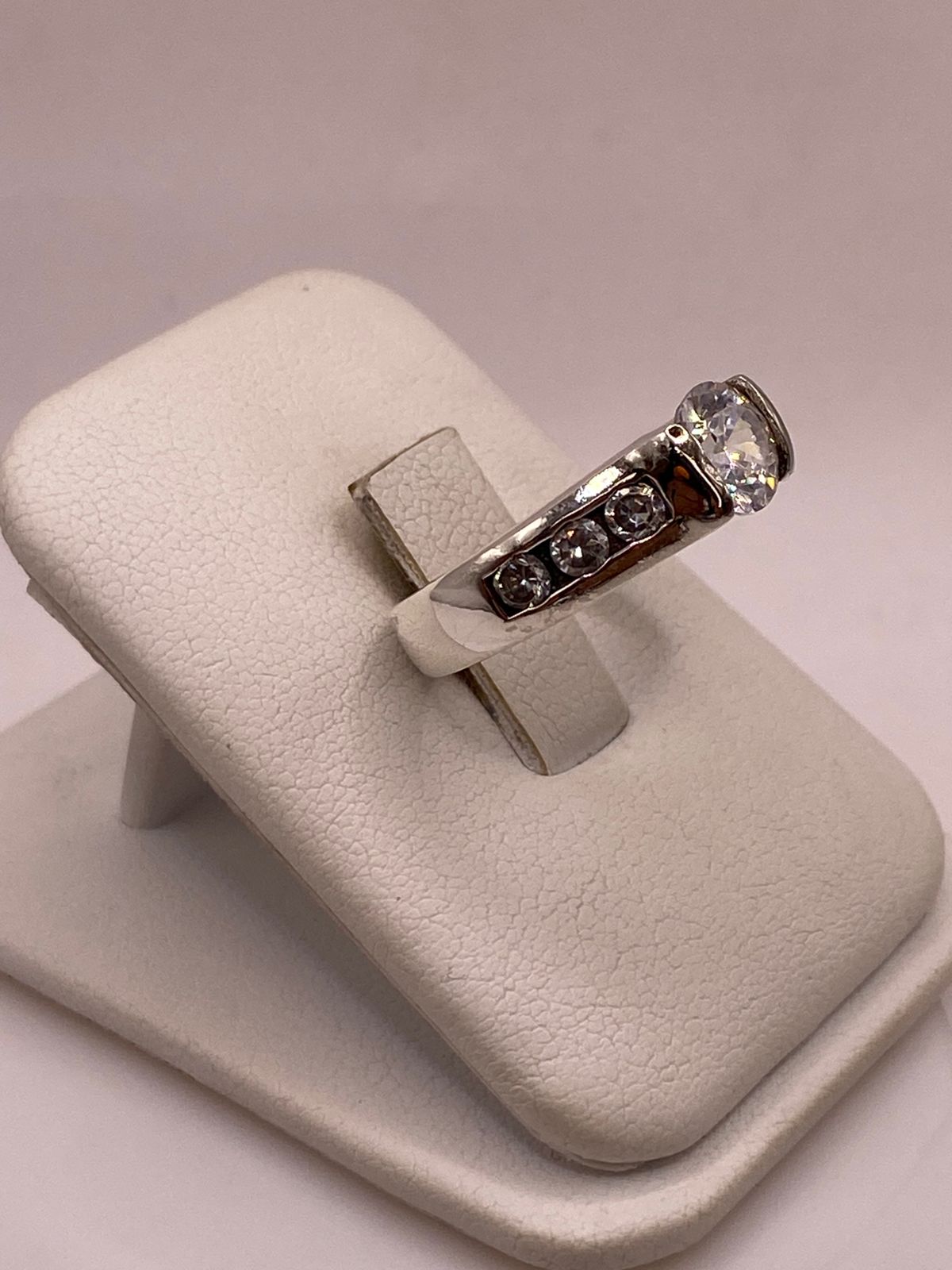 Anillo Clásico con Zirconia Central en Plata Ley 925