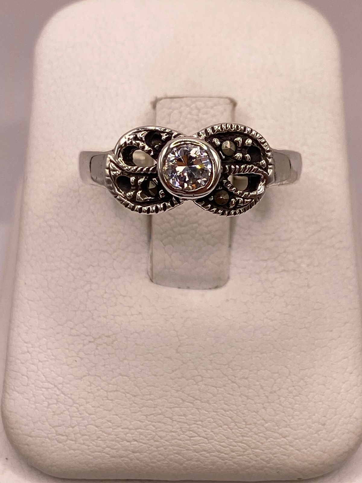 Anillo Clásico con Zirconia y Marquesitas en Plata Ley 925