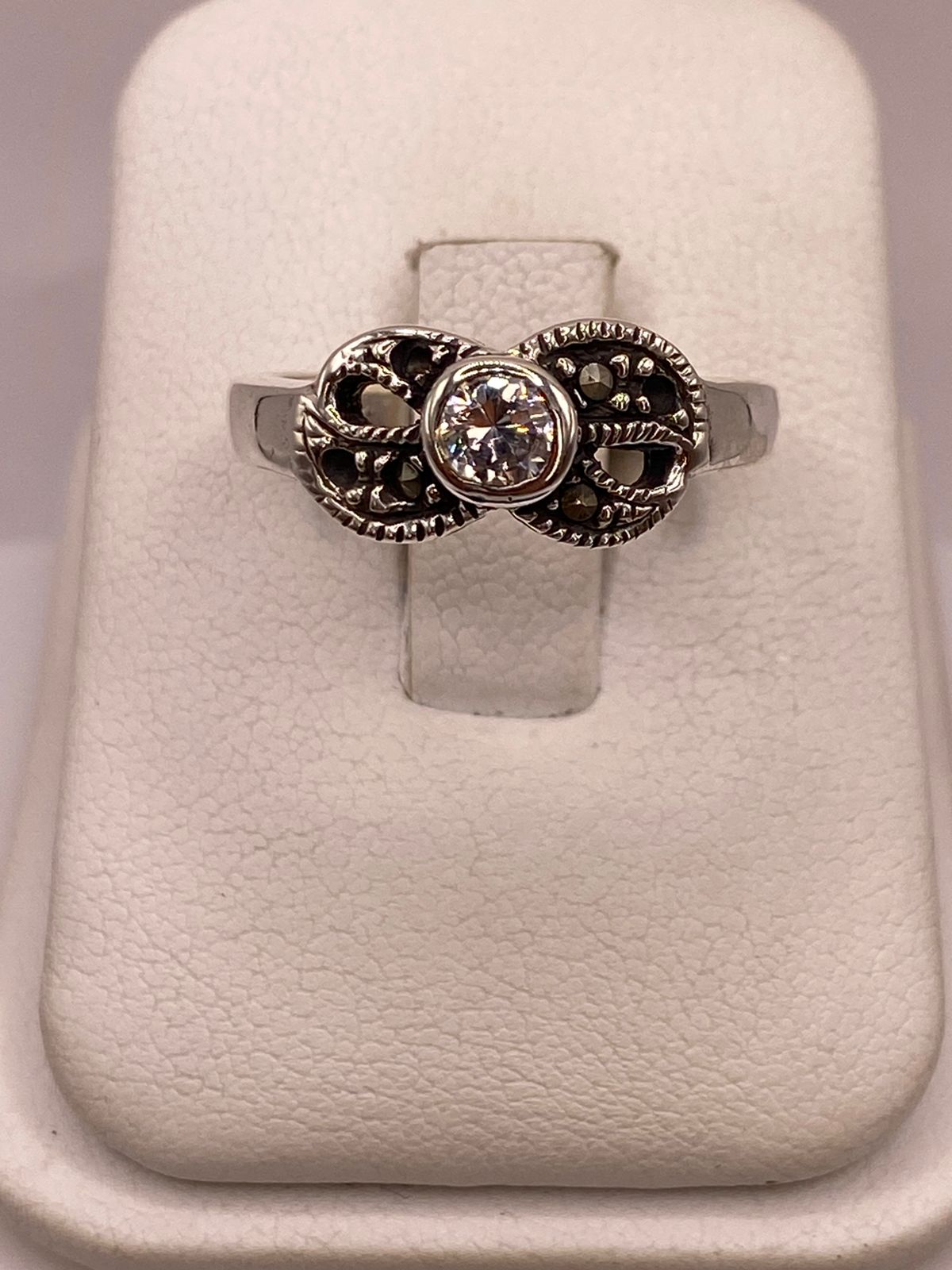 Anillo Clásico con Zirconia y Marquesitas en Plata Ley 925