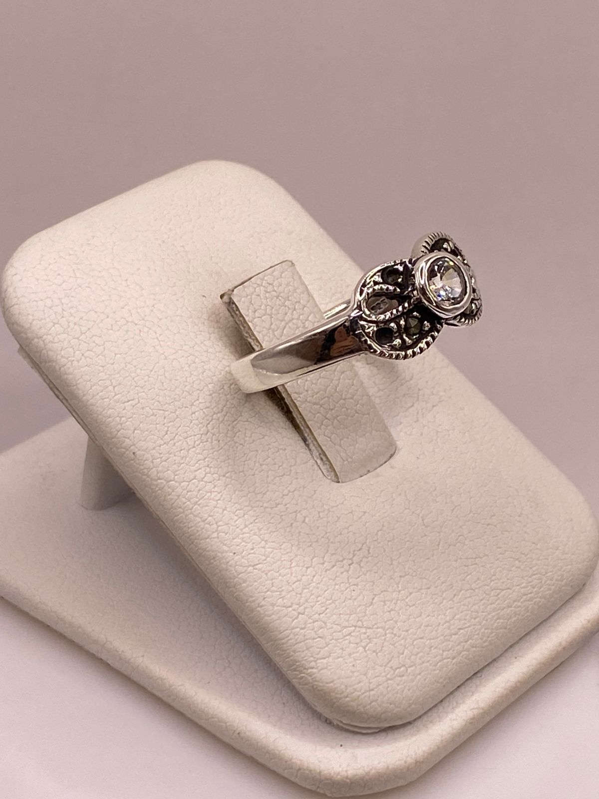 Anillo Clásico con Zirconia y Marquesitas en Plata Ley 925