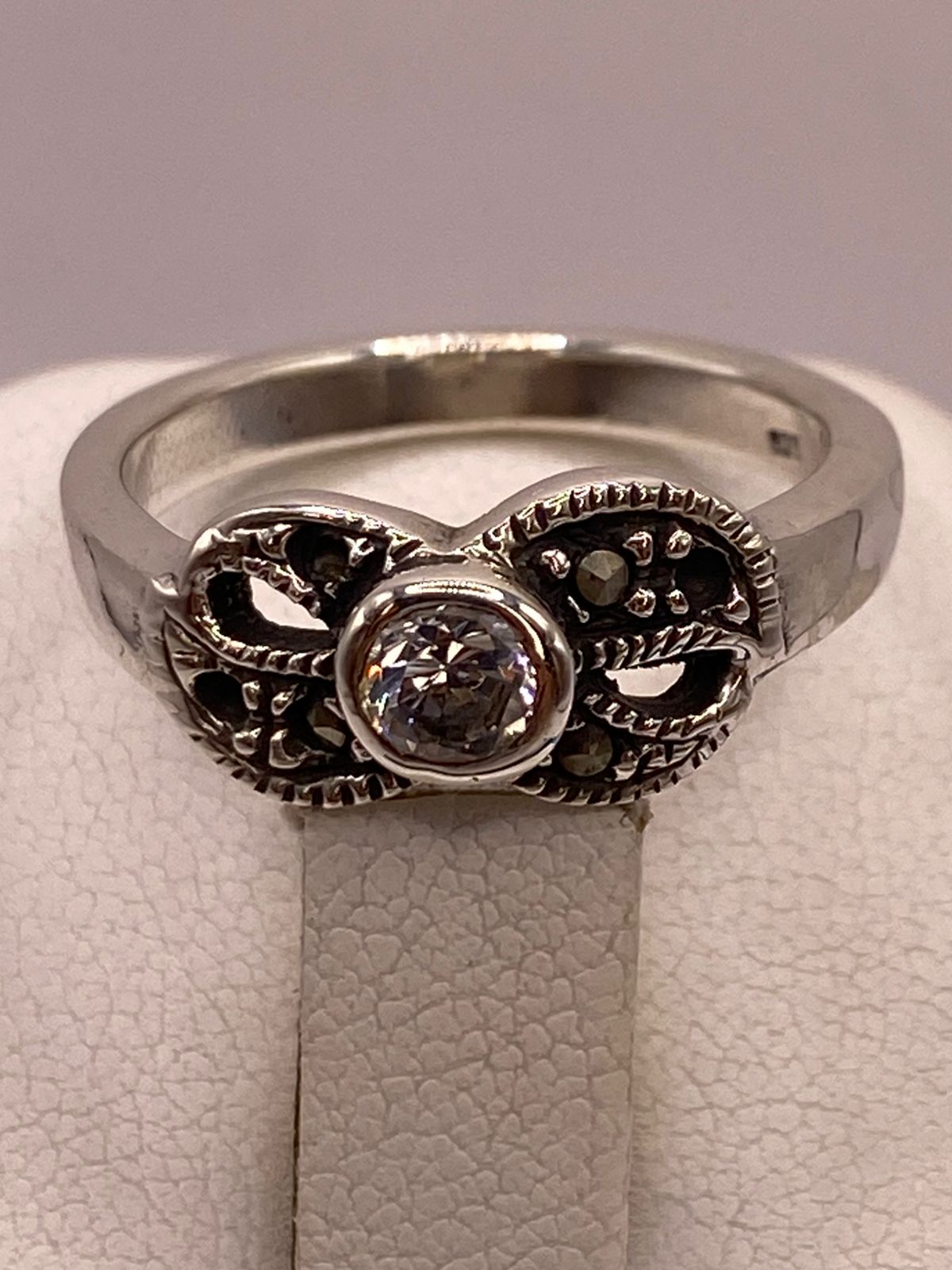 Anillo Clásico con Zirconia y Marquesitas en Plata Ley 925