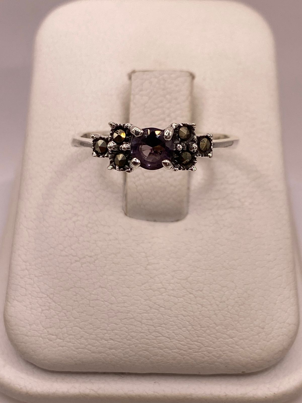 Anillo Clásico con Zirconia Morada y Marquesitas en Plata Ley 925