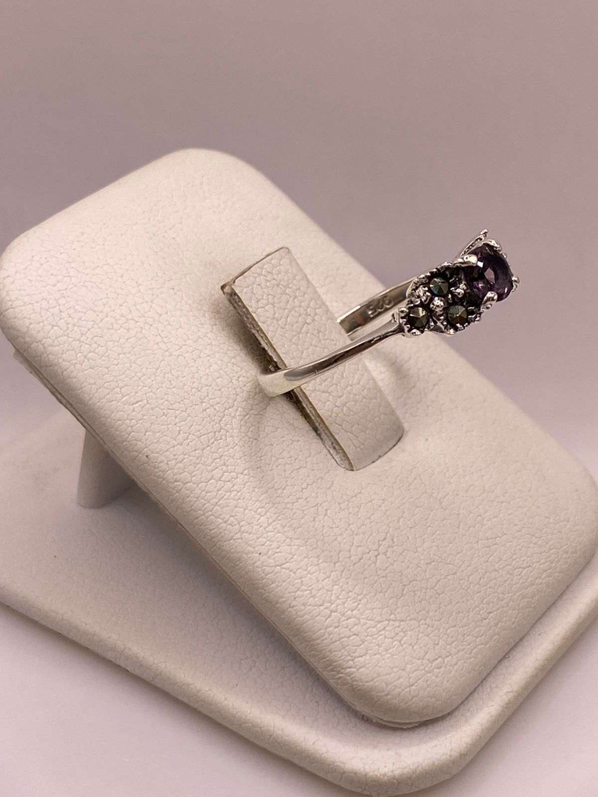 Anillo Clásico con Zirconia Morada y Marquesitas en Plata Ley 925