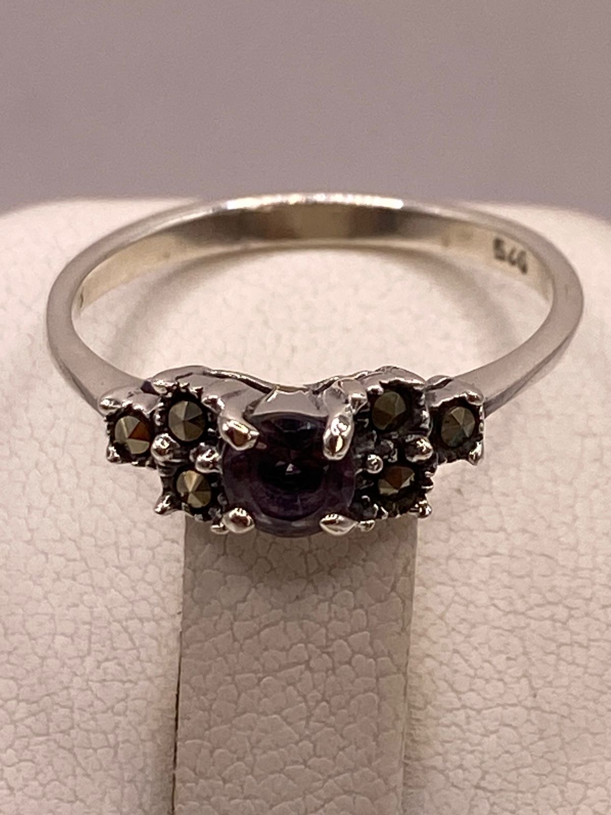 Anillo Clásico con Zirconia Morada y Marquesitas en Plata Ley 925