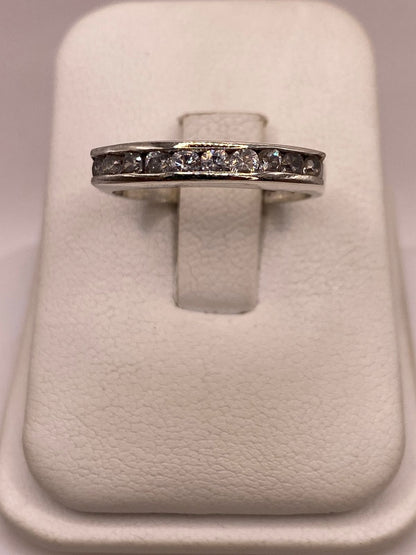 Anillo Clásico con Zirconias Brillantes en Plata Ley 925 — ángulo diagonal