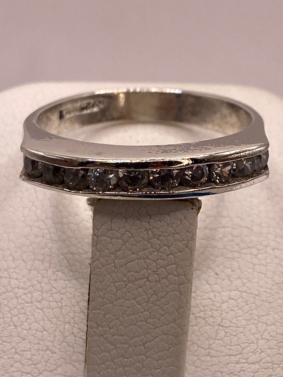 Anillo Clásico con Zirconias Brillantes en Plata Ley 925