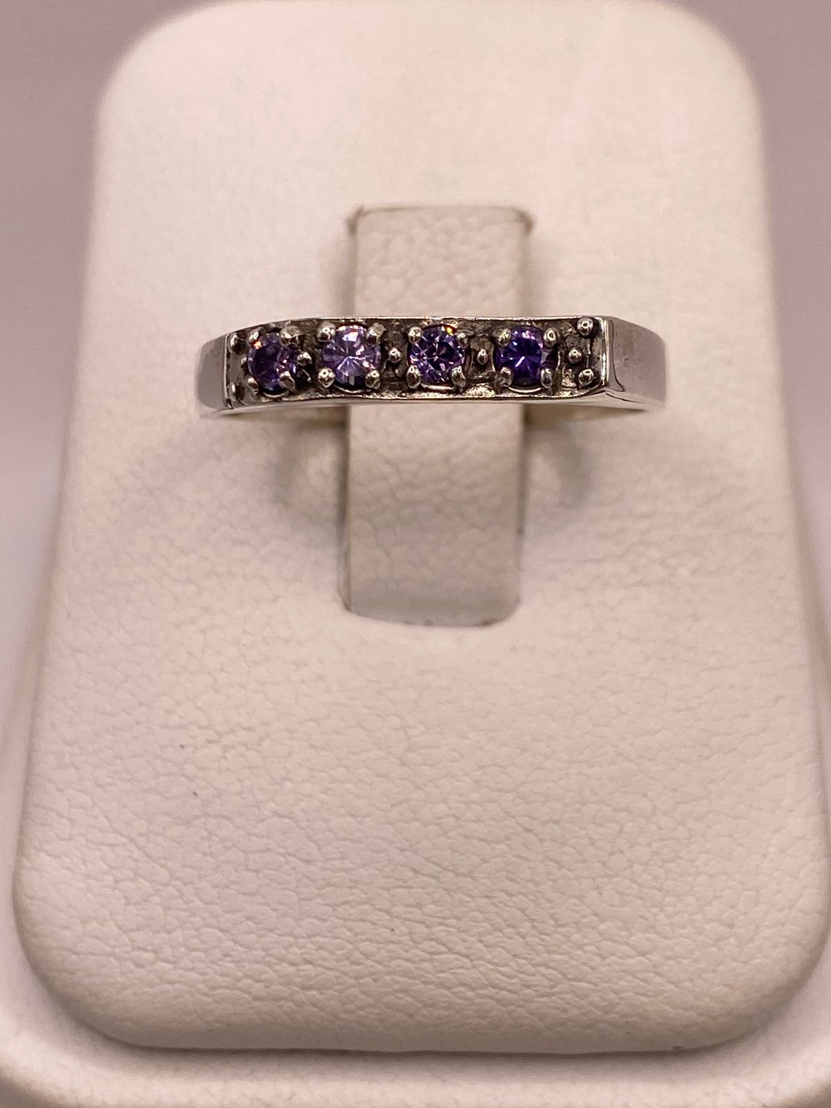 Anillo Clásico con Zirconias Moradas en Plata Ley 925