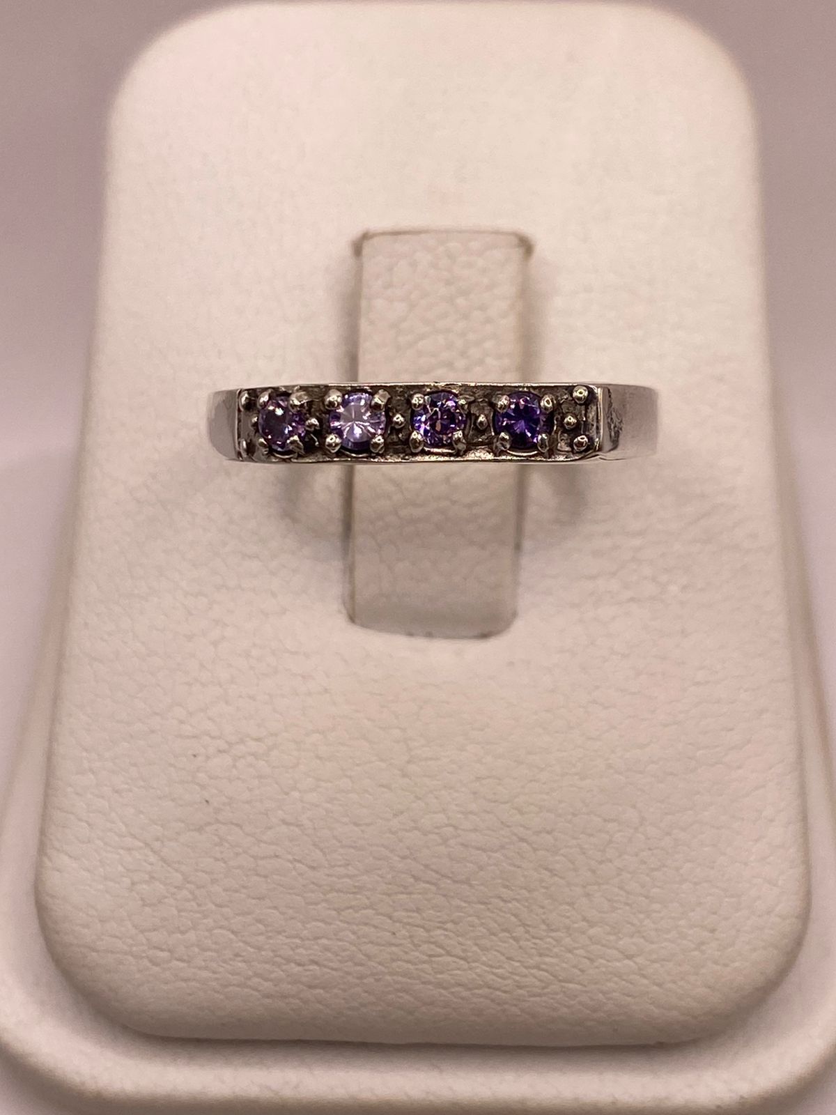 Anillo Clásico con Zirconias Moradas en Plata Ley 925