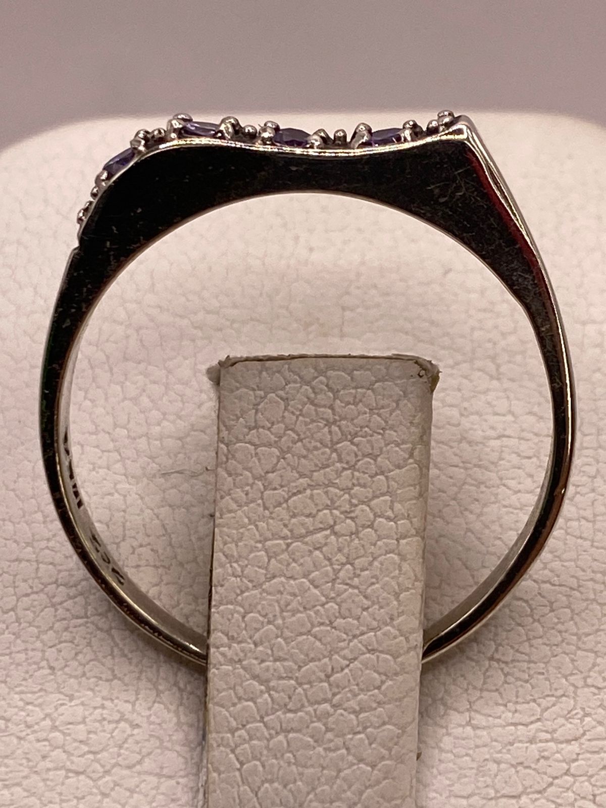Anillo Clásico con Zirconias Moradas en Plata Ley 925