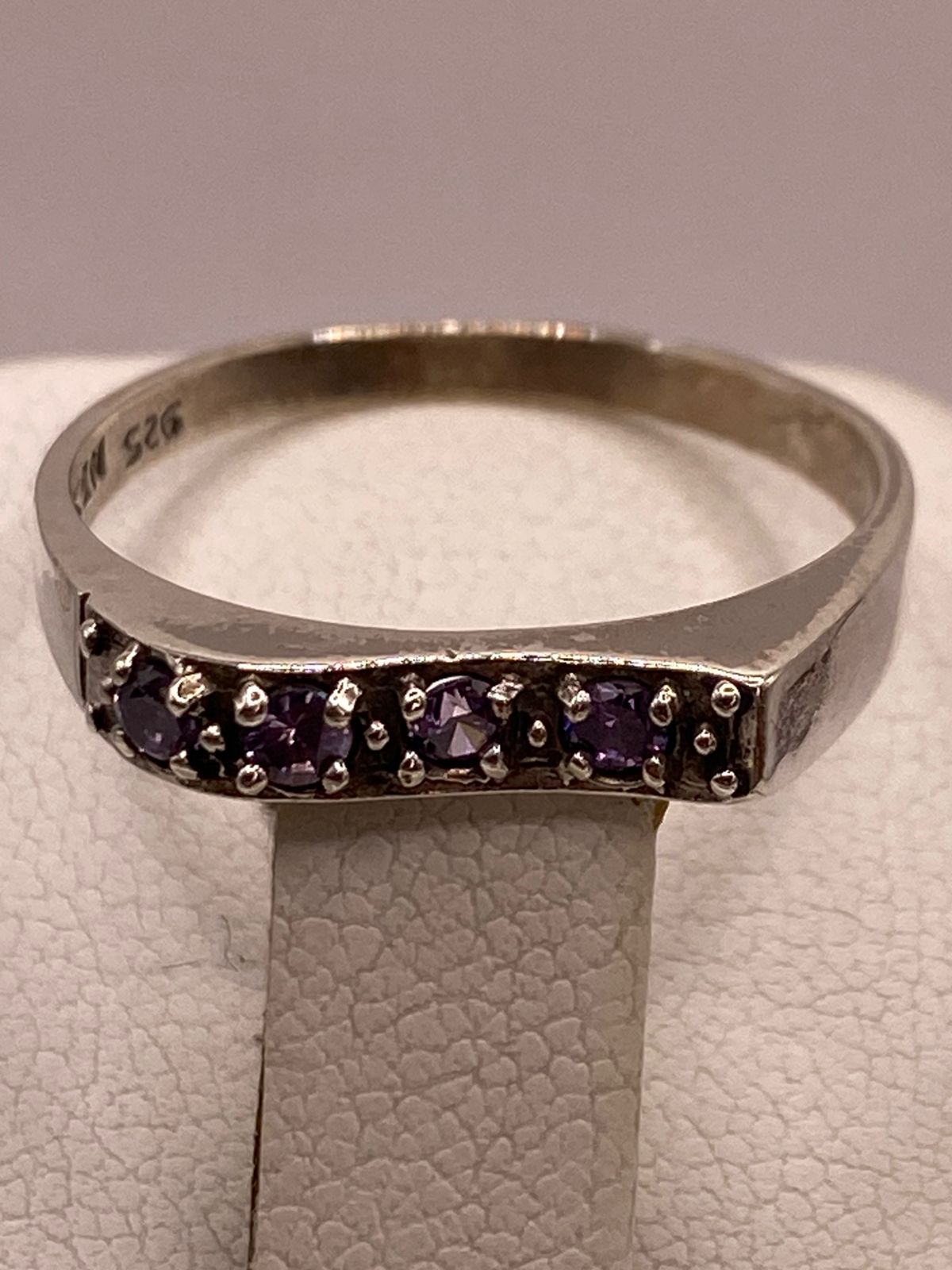 Anillo Clásico con Zirconias Moradas en Plata Ley 925