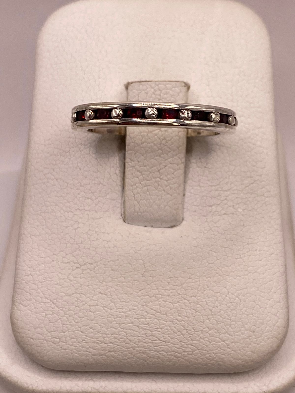 Anillo Clásico con Zirconias Rojo Oscuro en Plata Ley 925