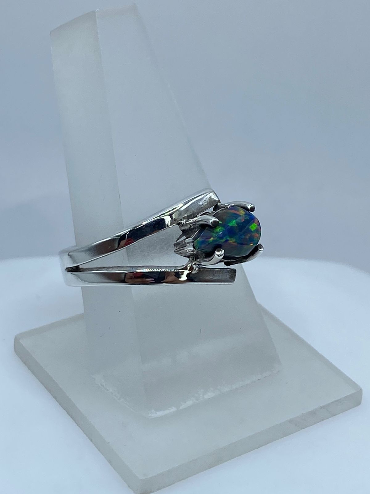 💍 Anillo Contemporáneo con Ópalo de Fuego en Plata Ley .925