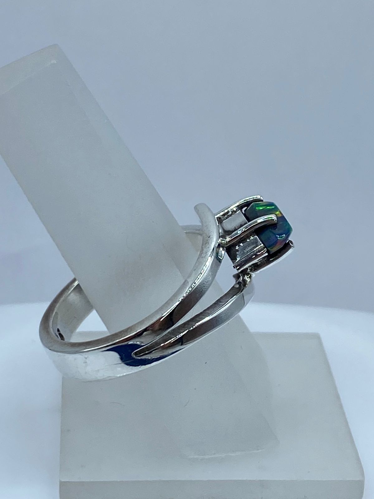 💍 Anillo Contemporáneo con Ópalo de Fuego en Plata Ley .925