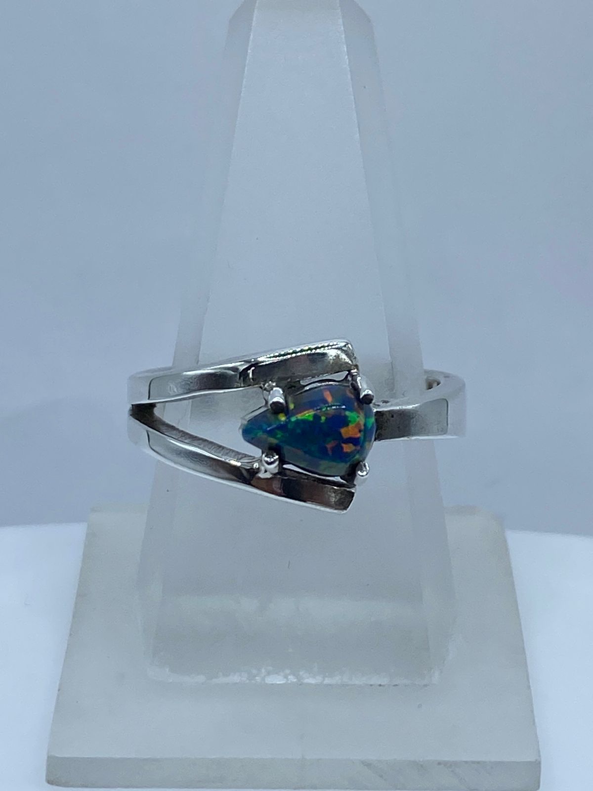 💍 Anillo Contemporáneo con Ópalo de Fuego en Plata Ley .925
