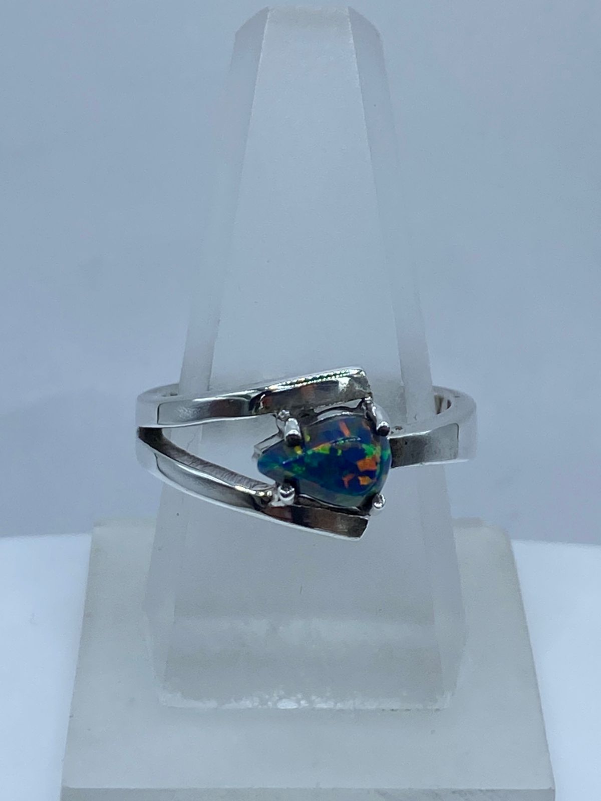 💍 Anillo Contemporáneo con Ópalo de Fuego en Plata Ley .925
