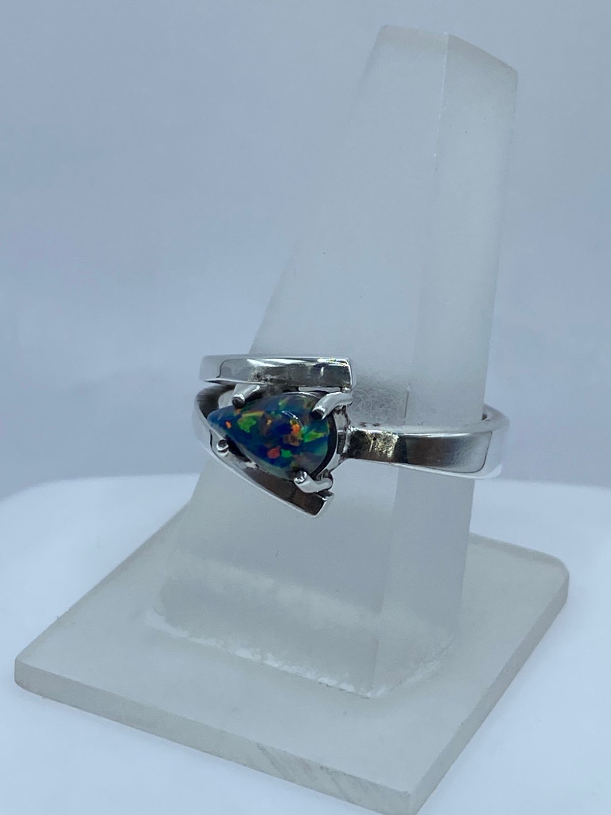 💍 Anillo Contemporáneo con Ópalo de Fuego en Plata Ley .925