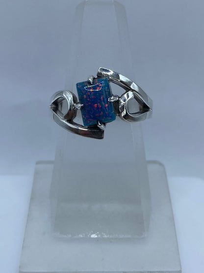 Anillo Contemporáneo con Ópalo de Fuego en Plata Ley .925 — ángulo diagonal