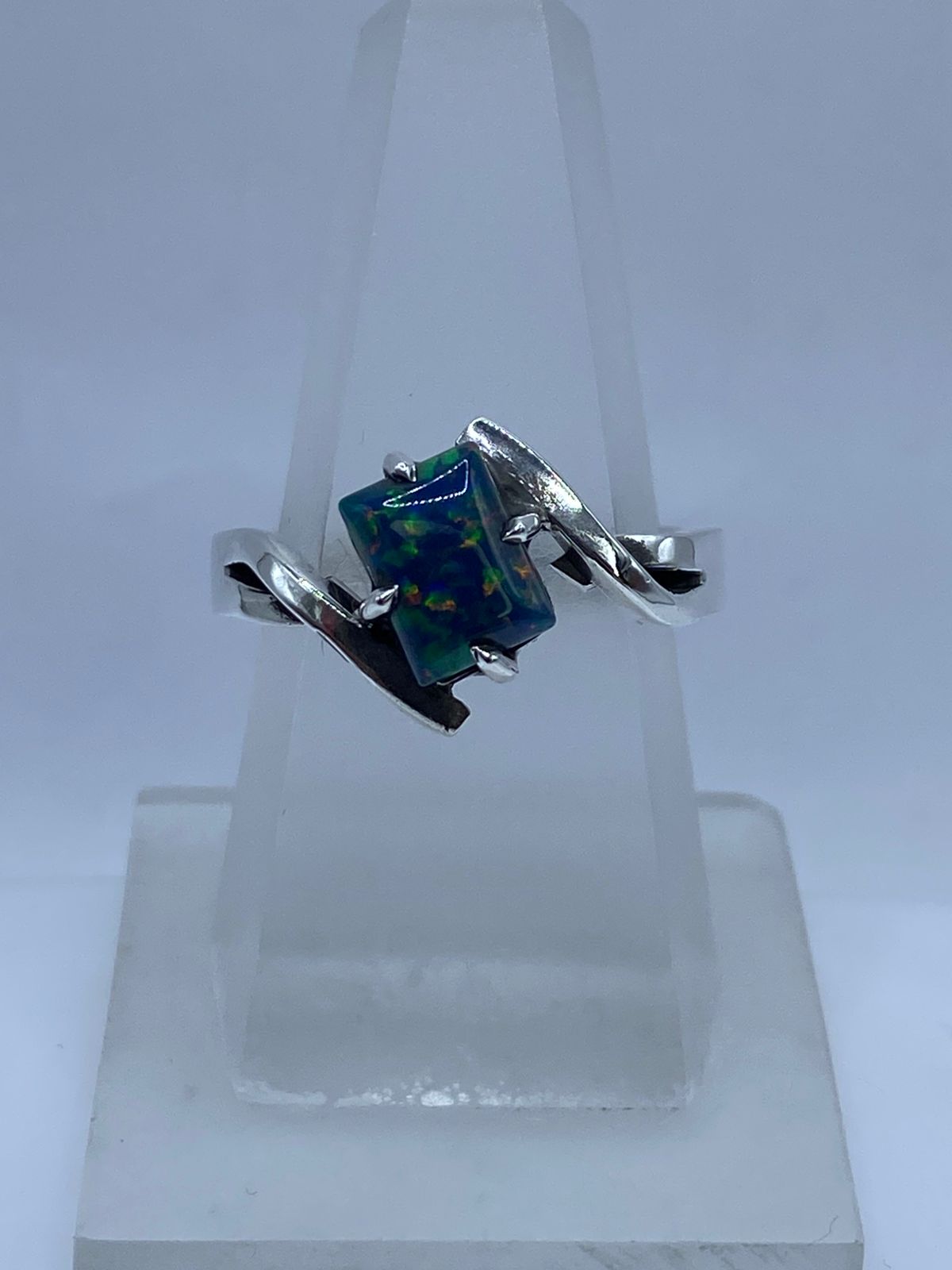 Anillo Contemporáneo con Ópalo de Fuego en Plata .925