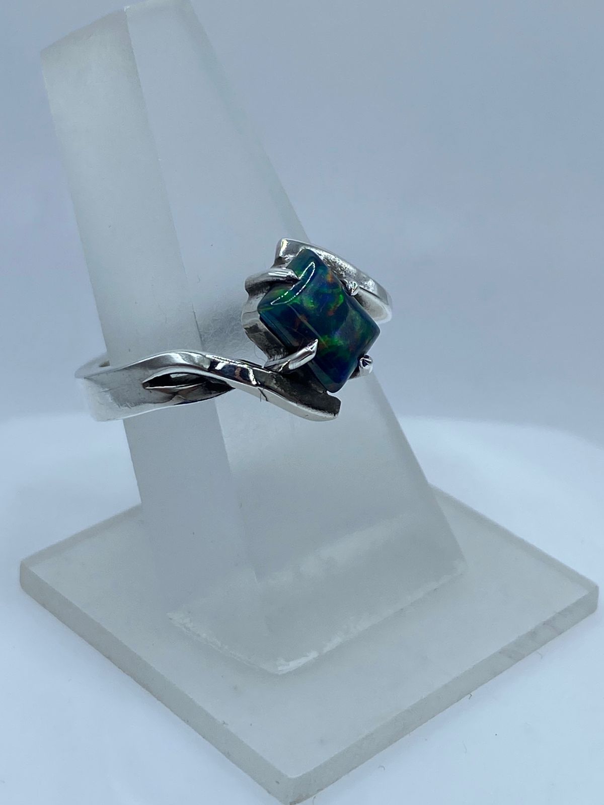 Anillo Contemporáneo con Ópalo de Fuego en Plata .925
