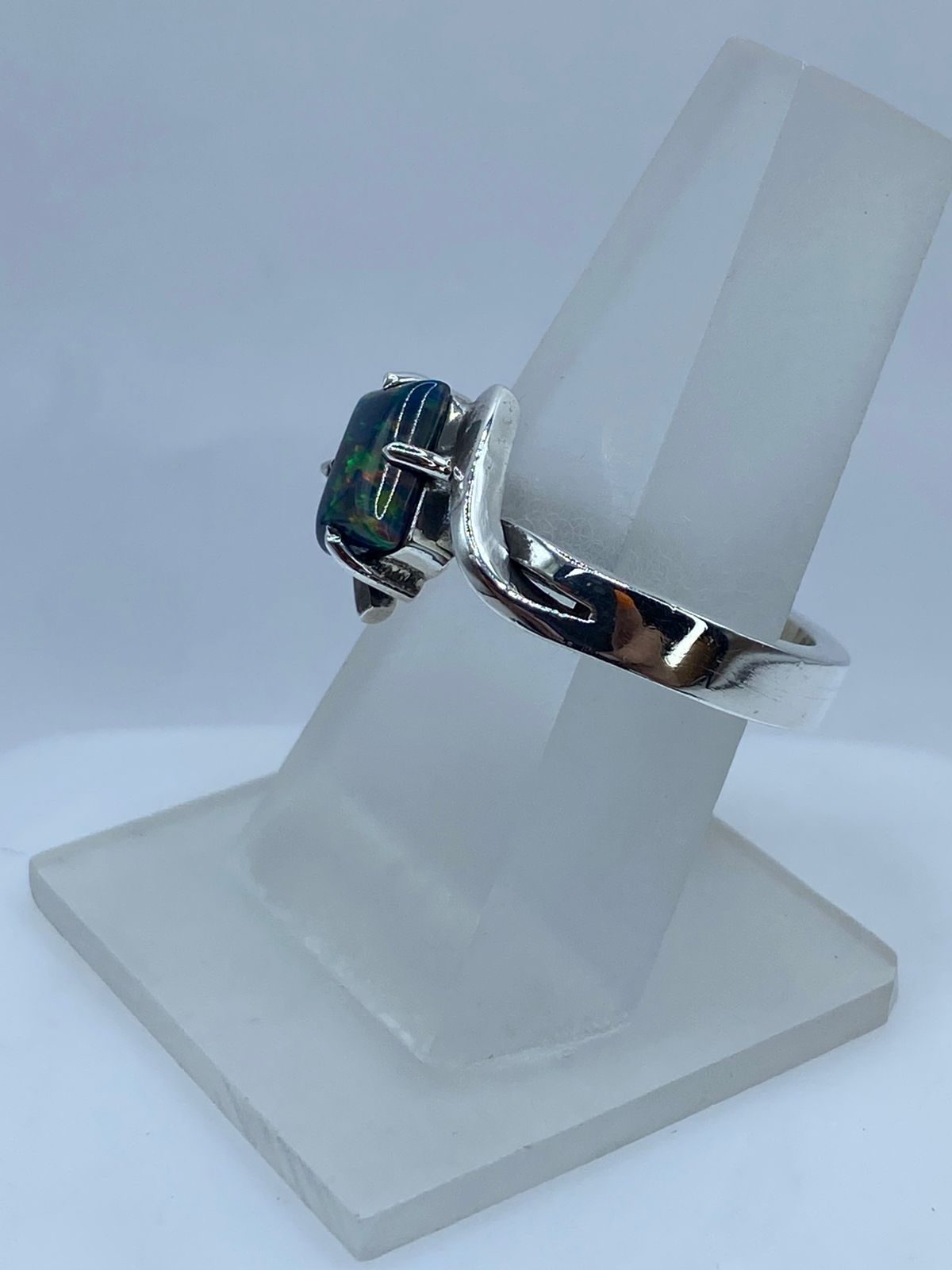 Anillo Contemporáneo con Ópalo de Fuego en Plata .925
