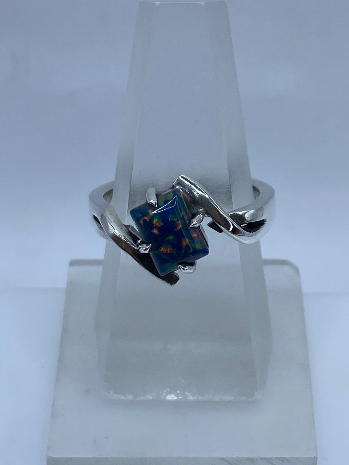 Anillo Contemporáneo con Ópalo de Fuego en Plata .925