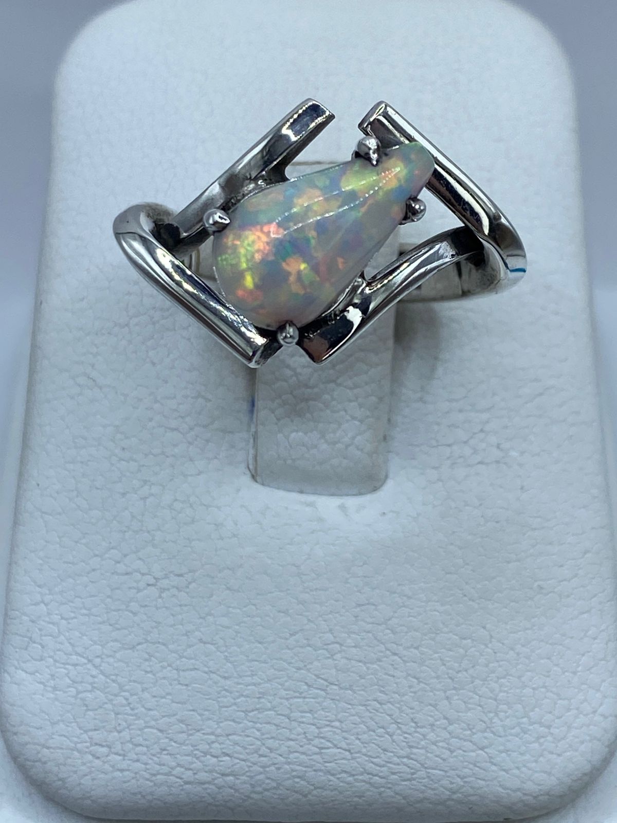 Anillo Contemporáneo con Ópalo de Fuego Tornasol en Plata .925