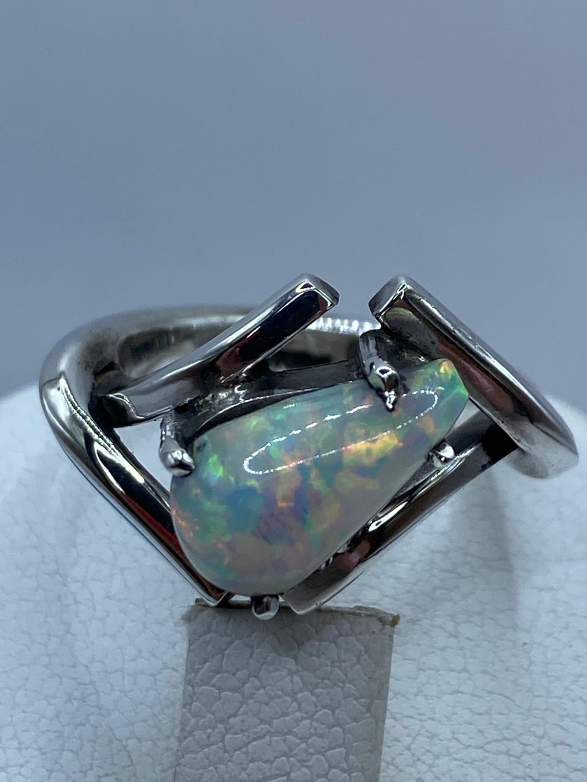 Anillo Contemporáneo con Ópalo de Fuego Tornasol en Plata .925