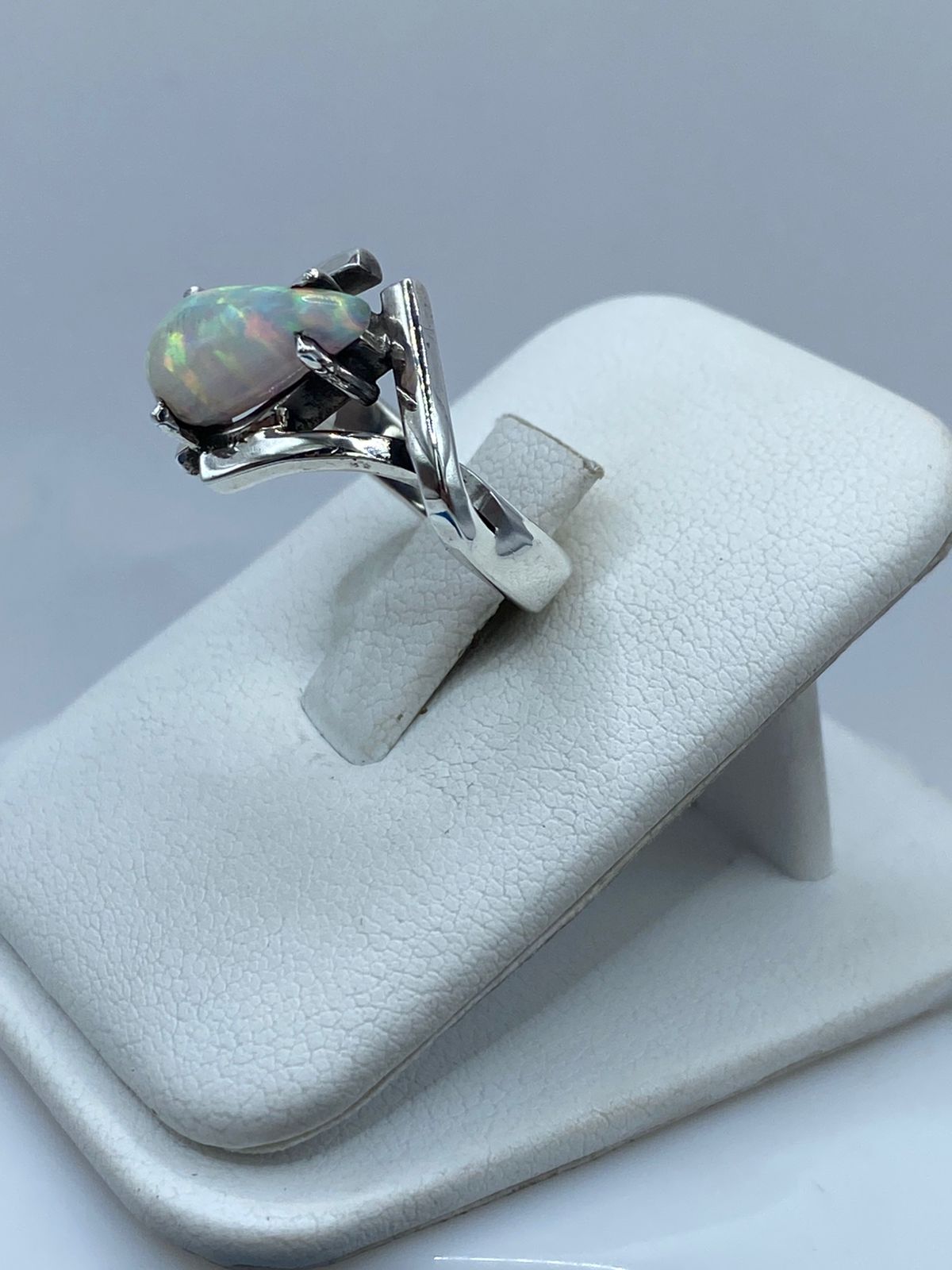 Anillo Contemporáneo con Ópalo de Fuego Tornasol en Plata .925