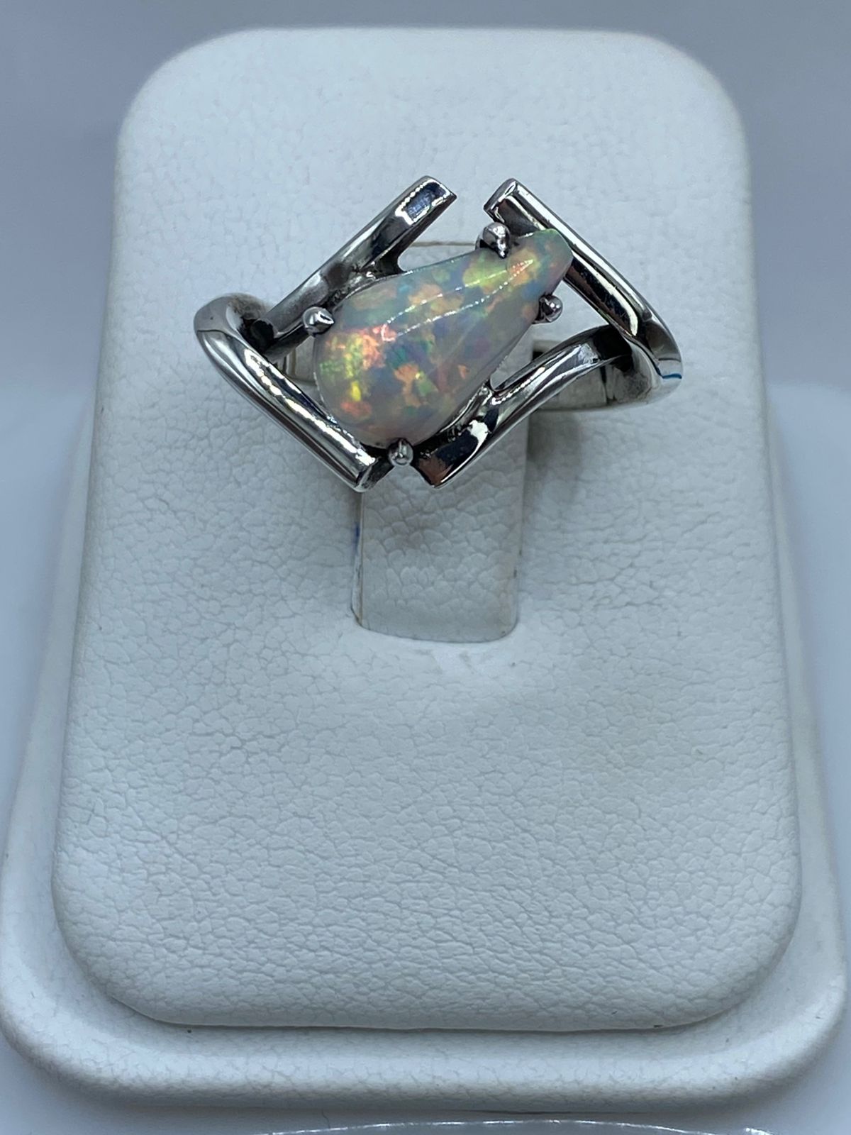 Anillo Contemporáneo con Ópalo de Fuego Tornasol en Plata .925
